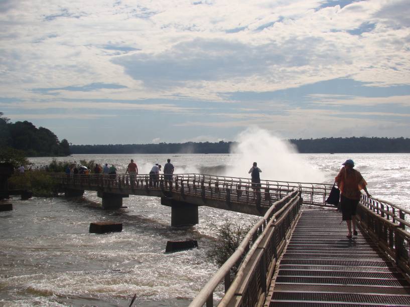 Passarela de acesso a "Garganta do Diabo", Parque Nacional Iguazú, lado argentino do Parque Nacional do Iguaçu