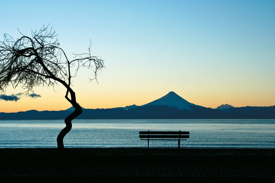 Lago Llanquihue e vulcão Osorno ao fundo na cidade de Puerto Varas, Chile