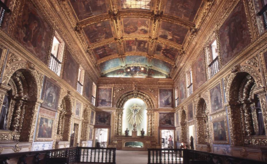 <strong>4. <a href="https://viajeaqui.abril.com.br/estabelecimentos/br-pe-recife-atracao-basilica-e-convento-n-s-do-carmo" rel="BASÍLICA E CONVENTO NOSSA SENHORA DO CARMO" target="_blank">BASÍLICA E CONVENTO NOSSA SENHORA DO CARMO</a></strong> (300 metros)        Esta igreja é a queridinha dos recifenses. Repare na imagem da santa em tamanho natural, com uma coroa de raios dourados no topo do altar.<em> Praça do Carmo, s/nº</em>