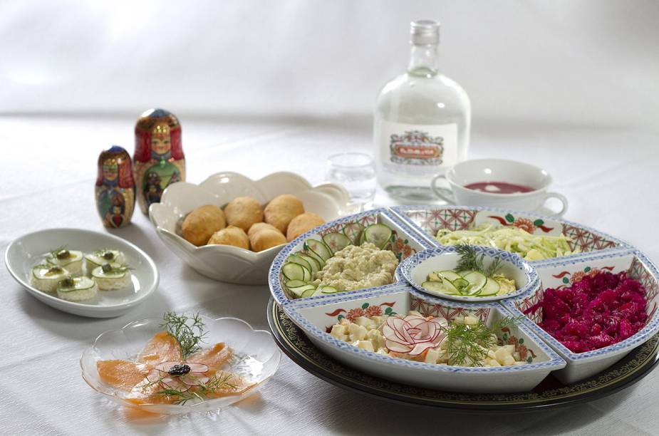 <strong><a href="https://viajeaqui.abril.com.br/cidades/br-rj-teresopolis" rel="TERESÓPOLIS" target="_blank">TERESÓPOLIS</a> E <a href="https://viajeaqui.abril.com.br/cidades/br-rj-nova-friburgo" rel="NOVA FRIBURGO" target="_blank">NOVA FRIBURGO</a></strong> Menos badaladas do que a vizinha <a href="https://viajeaqui.abril.com.br/cidades/br-rj-petropolis" rel="Petrópolis" target="_blank">Petrópolis</a>, as duas cidades serranas cabem num só roteiro. Ambas unem hospedagens confortáveis ao turismo de aventura de excelência – uma portaria do <a href="https://viajeaqui.abril.com.br/estabelecimentos/br-rj-teresopolis-atracao-parque-nacional-da-serra-dos-orgaos" rel="Parque Nacional da Serra dos Órgãos" target="_blank">Parque Nacional da Serra dos Órgãos</a> fica em Teresópolis, e Nova Friburgo dá acesso ao <a href="https://viajeaqui.abril.com.br/estabelecimentos/br-rj-nova-friburgo-atracao-parque-estadual-dos-tres-picos" rel="Parque Estadual dos Três Picos" target="_blank">Parque Estadual dos Três Picos</a>. Batizada em homenagem à imperatriz Teresa Cristina, esposa de dom Pedro II, Teresópolis conta com um dos únicos (e certamente o melhor) restaurantes russos do país, o <a href="https://viajeaqui.abril.com.br/estabelecimentos/br-rj-teresopolis-restaurante-dona-irene" rel="Dona Irene" target="_blank"><strong>Dona Irene</strong></a> <em>(foto)</em>. <strong>Como chegar:</strong> Teresópolis fica a 102 quilômetros do Rio, e Nova Friburgo, a 170 quilômetros. Pegue a BR-040 até Saracuruna (bairro de Duque de Caxias) e acesse a BR-493 para Magé. Dali até Teresópolis são 40 quilômetros pela BR-116, com trechos sinuosos. De Teresópolis até Nova Friburgo, são 68 quilômetros na RJ-130, apelidada de Terê-Fri. <strong><a href="https://viajeaqui.abril.com.br/cidades/br-rj-teresopolis" rel="TERESÓPOLIS" target="_blank">TERESÓPOLIS</a> E <a href="https://viajeaqui.abril.com.br/cidades/br-rj-nova-friburgo" rel="NOVA FRIBURGO" target="_blank">NOVA FRIBURGO</a></strong> Menos badaladas do que a vizinha <a href="https://viajeaqui.abril.com.br/cidades/br-rj-petropolis" rel="Petrópolis" target="_blank">Petrópolis</a>, as duas cidades serranas cabem num só roteiro. Ambas unem hospedagens confortáveis ao turismo de aventura de excelência – uma portaria do <a href="https://viajeaqui.abril.com.br/estabelecimentos/br-rj-teresopolis-atracao-parque-nacional-da-serra-dos-orgaos" rel="Parque Nacional da Serra dos Órgãos" target="_blank">Parque Nacional da Serra dos Órgãos</a> fica em Teresópolis, e Nova Friburgo dá acesso ao <a href="https://viajeaqui.abril.com.br/estabelecimentos/br-rj-nova-friburgo-atracao-parque-estadual-dos-tres-picos" rel="Parque Estadual dos Três Picos" target="_blank">Parque Estadual dos Três Picos</a>. Batizada em homenagem à imperatriz Teresa Cristina, esposa de dom Pedro II, Teresópolis conta com um dos únicos (e certamente o melhor) restaurantes russos do país, o <a href="https://viajeaqui.abril.com.br/estabelecimentos/br-rj-teresopolis-restaurante-dona-irene" rel="Dona Irene" target="_blank"><strong>Dona Irene</strong></a> <em>(foto)</em>. <strong>Como chegar:</strong> Teresópolis fica a 102 quilômetros do Rio, e Nova Friburgo, a 170 quilômetros. Pegue a BR-040 até Saracuruna (bairro de Duque de Caxias) e acesse a BR-493 para Magé. Dali até Teresópolis são 40 quilômetros pela BR-116, com trechos sinuosos. De Teresópolis até Nova Friburgo, são 68 quilômetros na RJ-130, apelidada de Terê-Fri.