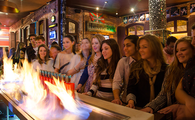 <a href="https://viajeaqui.abril.com.br/estabelecimentos/br-pr-curitiba-restaurante-txapela" rel="Txapela, Curitiba:" target="_blank"><strong>Txapela, Curitiba:</strong></a> O carro chefe da casa são os os chupitos, coquetéis feitos com o uso de labaredas. <a href="https://viajeaqui.abril.com.br/estabelecimentos/br-pr-curitiba-restaurante-txapela" rel="Txapela, Curitiba:" target="_blank"><strong>Txapela, Curitiba:</strong></a> O carro chefe da casa são os os chupitos, coquetéis feitos com o uso de labaredas.