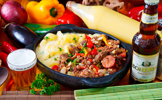 <a href="https://viajeaqui.abril.com.br/estabelecimentos/br-mg-belo-horizonte-restaurante-bar-do-zeze" rel="Bar do Zezé – Belo Horizonte:" target="_blank"><strong>Bar do Zezé – Belo Horizonte:</strong></a>Clássicos mineiros preparados com mandioca, feijão, calabresa e angu acompanham a cerveja sempre gelada. <a href="https://viajeaqui.abril.com.br/estabelecimentos/br-mg-belo-horizonte-restaurante-bar-do-zeze" rel="Bar do Zezé – Belo Horizonte:" target="_blank"><strong>Bar do Zezé – Belo Horizonte:</strong></a>Clássicos mineiros preparados com mandioca, feijão, calabresa e angu acompanham a cerveja sempre gelada.