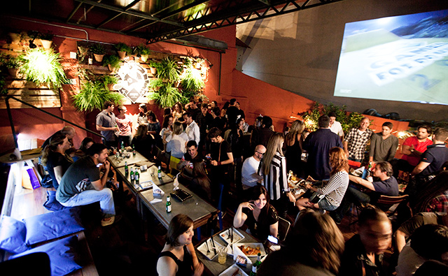 <a href="https://viajeaqui.abril.com.br/estabelecimentos/br-mg-belo-horizonte-restaurante-meetme-at-the-yard" rel="MeetMe at the Yard – Belo Horizonte: " target="_blank"><strong>MeetMe at the Yard – Belo Horizonte: </strong></a> É um “bar balada”. Além das porções e drinks, há também pista de dança e telão com projeções. <a href="https://viajeaqui.abril.com.br/estabelecimentos/br-mg-belo-horizonte-restaurante-meetme-at-the-yard" rel="MeetMe at the Yard – Belo Horizonte: " target="_blank"><strong>MeetMe at the Yard – Belo Horizonte: </strong></a> É um “bar balada”. Além das porções e drinks, há também pista de dança e telão com projeções.