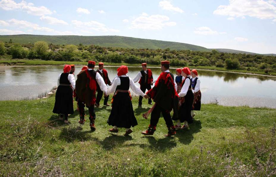 O <strong>Nijemo Kolo</strong> é uma dança que não é acompanhada por música, bastante comum na região de Dalmácia, na <strong>Croácia</strong>. Os homens conduzem as mulheres, que realizam passos espontâneos, sem seguir nenhuma regra pré-estabelecida. A dança é realizada em festas civis e religiosa O <strong>Nijemo Kolo</strong> é uma dança que não é acompanhada por música, bastante comum na região de Dalmácia, na <strong>Croácia</strong>. Os homens conduzem as mulheres, que realizam passos espontâneos, sem seguir nenhuma regra pré-estabelecida. A dança é realizada em festas civis e religiosa