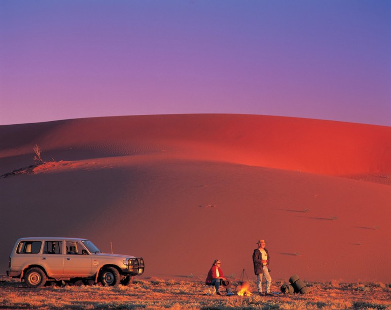 O Outback, grande platô árido com terras avermelhadas, montanhas baixas e vegetação seca, é um dos principais destinos do país para quem resolve deixar as praias para trás