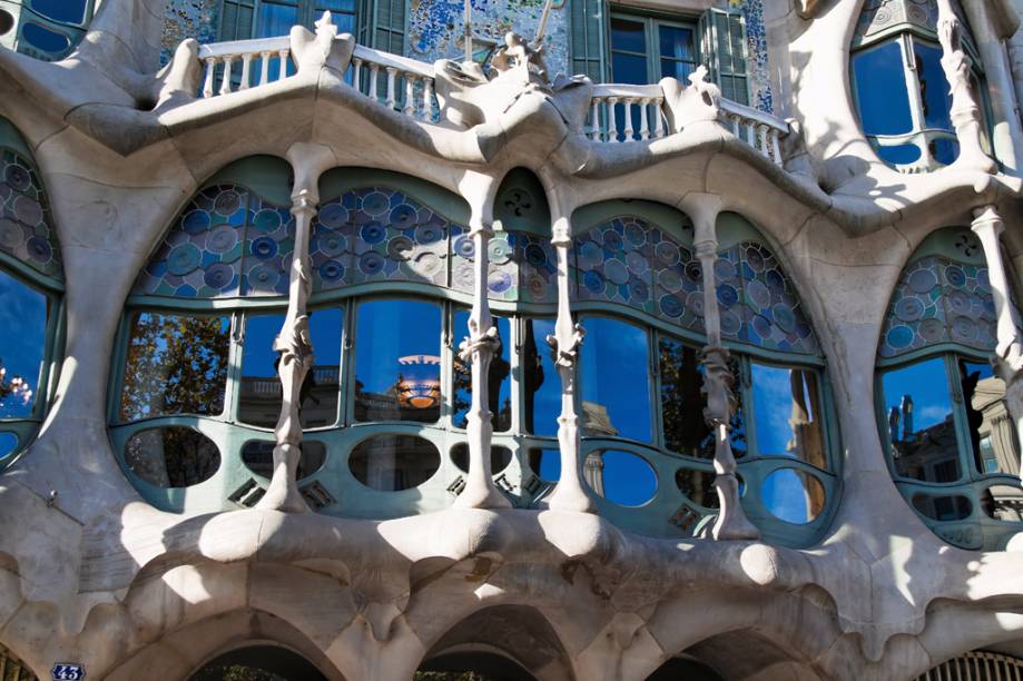 Com azulejos policromáticos e ferros retorcidos, a Casa Batlló é considerada por muitos a obra-prima de Gaudí Com azulejos policromáticos e ferros retorcidos, a Casa Batlló é considerada por muitos a obra-prima de Gaudí