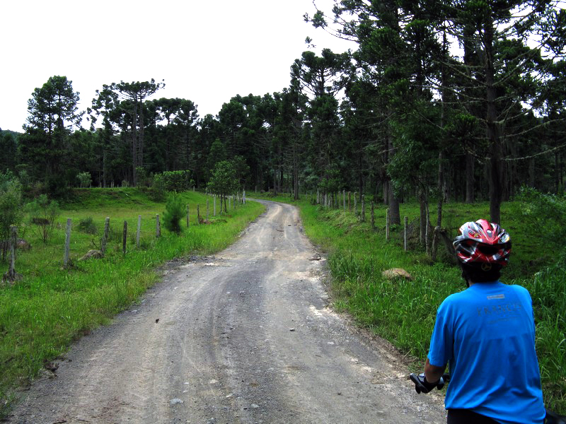 Os 350 km de estradas de terra tranquilas formam o primeiro roteiro brasileiro planejado para o cicloturismo. O circuito passa por pequenos vilarejos construídos por imigrantes europeus no final do século 19 e pode ser percorrido com calma em 7 dias de viagem. O <a href="https://circuitovaleeuropeu.com.br/" target="_blank">site oficial do circuito</a> tem excelentes informações sobre a região, preparos, roteiros e outras dicas úteis sobre o Vale Europeu