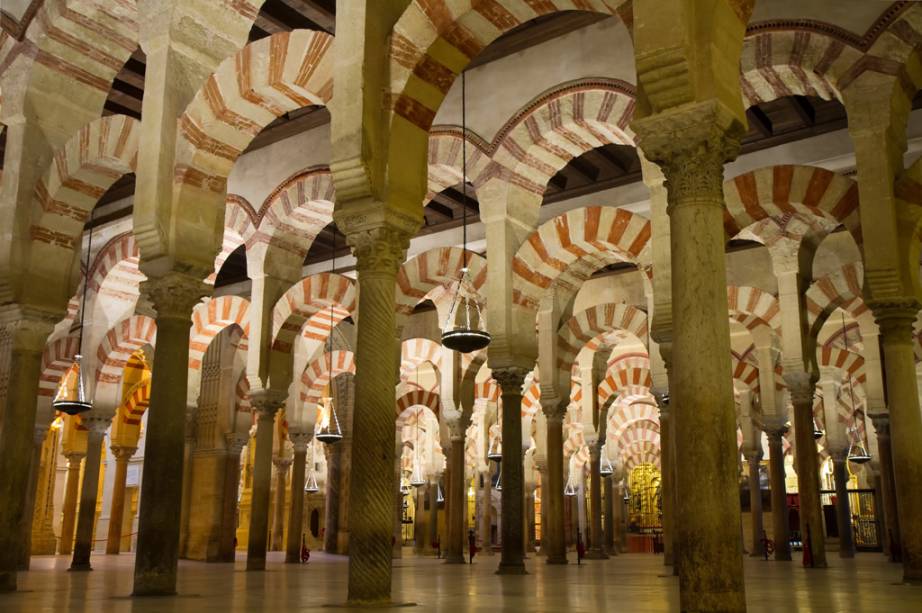 A sala de orações, da Mesquita de Córdoba, produz uma visão fascinante com suas 850 colunas e arcos