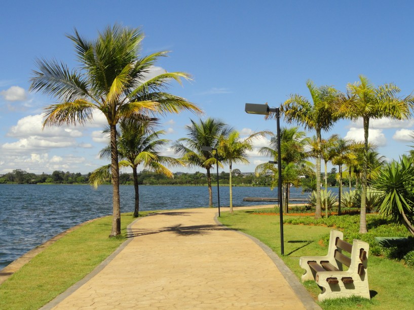 <a href="https://viajeaqui.abril.com.br/estabelecimentos/br-df-brasilia-atracao-pontao-do-lago-sul" rel="2. Pontão do Lago Sul "><strong>2. Pontão do Lago Sul </strong></a><a href="https://viajeaqui.abril.com.br/estabelecimentos/br-df-brasilia-atracao-pontao-do-lago-sul" rel="2. Pontão do Lago Sul "><strong> </strong></a>Este é o trecho mais badalado da orla do Lago Paranoá, que é artificial e contribui para amenizar o clima seco de Brasília. Localizado em um dos bairros mais abastados da cidade, ele fica ao pé da ponte que leva ao plano piloto, tem belos jardins, restaurantes e uma vista espetacular para o pôr do sol. Feiras e eventos culturais e esportivos são realizados frequentemente no Pontão, especialmente no fim de semana<strong>Entrada gratuita.</strong><strong>Horários de visitação:</strong> De segunda e terça das 7h à meia noite, quarta de 7h à 1h da manhã, quinta a sábado de 7h às 2h da manhã e domingo de 7h à meia noite