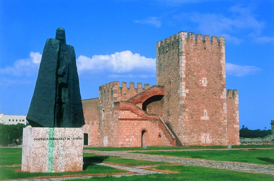 A Fortaleza Ozama foi erguida em 1502 para proteger a cidade dos ataques de piratas e conquistadores. O edifício de pedras conserva a aparência medieval, com túneis e calabouços A Fortaleza Ozama foi erguida em 1502 para proteger a cidade dos ataques de piratas e conquistadores. O edifício de pedras conserva a aparência medieval, com túneis e calabouços
