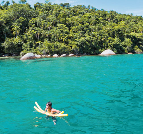 Flutuar no mar azul-piscina faz qualquer um se esquecer da vida