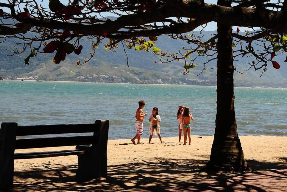 Como não é própria para banho, melhor aproveitar a <strong>Praia do Perequê</strong> nos passeios de caiaque e bicicleta