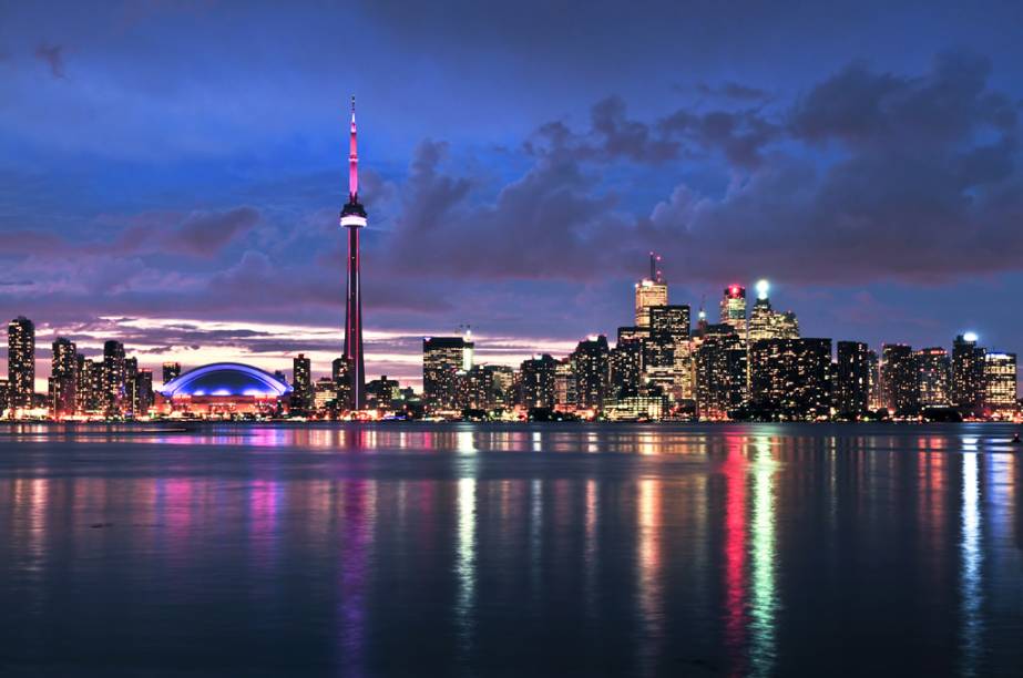 <strong>Toronto - 5 noites - US$ 1 569</strong><br />O pacote inclui pasagem aérea ida e volta, cinco noites de hospedagem no Holiday Inn Downtown Centre, café da manhã, traslados, city tour panorâmico e visita ao Niagara Falls.<br /><br /><strong>Quando: </strong>saídas de 1º de novembro a 15 de dezembro<br /><strong>Pagamento:</strong> 30% de entrada, mais seis vezes no cheque ou cartão de crédito<br /><strong>Quem leva:</strong> a <strong>New Line</strong> tel. 0800 606 2524/ site <a href="https://www.newline.tur.br" rel="www.newline.tur.br" target="_blank">www.newline.tur.br</a>