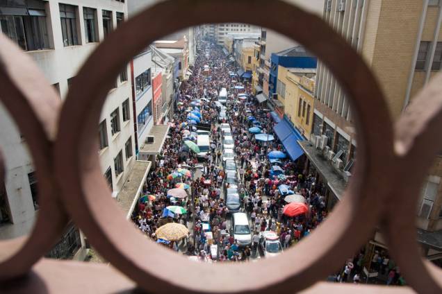 A façanha na Rua 25 de Março é disputar espaço com as 400 mil pessoas que passam diariamente em busca de produtos com os preços mais baixos da cidade A façanha na Rua 25 de Março é disputar espaço com as 400 mil pessoas que passam diariamente em busca de produtos com os preços mais baixos da cidade
