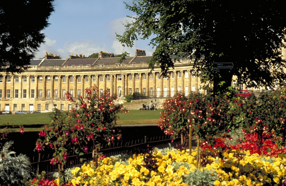 <strong>Bath, Inglaterra:</strong> As antigas termas romanas de <strong>Aquae Sulis</strong> e os edifícios da era georgiana conferem um ar todo aristocrático e exclusivo ao balneário de <strong>Bath </strong>(banho, em inglês). Palco de grandes festas do círculo real e lançadora de modas no século 18, hoje atrai turistas atrás dos atributos que lhe conferiram o título de Patrimônio da Humanidade pela Unesco. <strong>Distância de Londres: 185 quilômetros</strong>