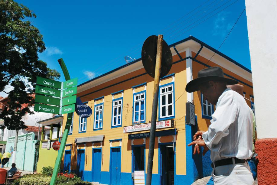 O centrinho, com Praça da Matriz e ruas de paralelepípedo, conserva ares de roça