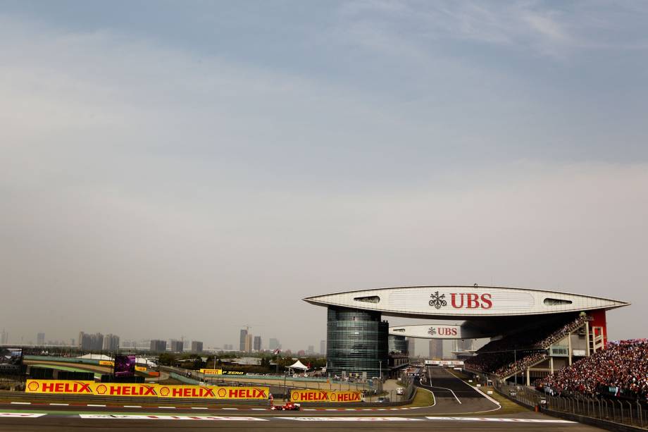 Bicampeão da Fórmula 1, o espanhol Fernando Alonso, com sua Ferrari, faz a primeira curva do Shangai International Circuit, em Xangai, na <a href="https://viajeaqui.abril.com.br/paises/china" rel="China" target="_blank">China</a>