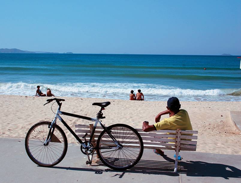A faixa de areia, estreita e fofa, da Praia do Peró é frequentada por famílias A faixa de areia, estreita e fofa, da Praia do Peró é frequentada por famílias