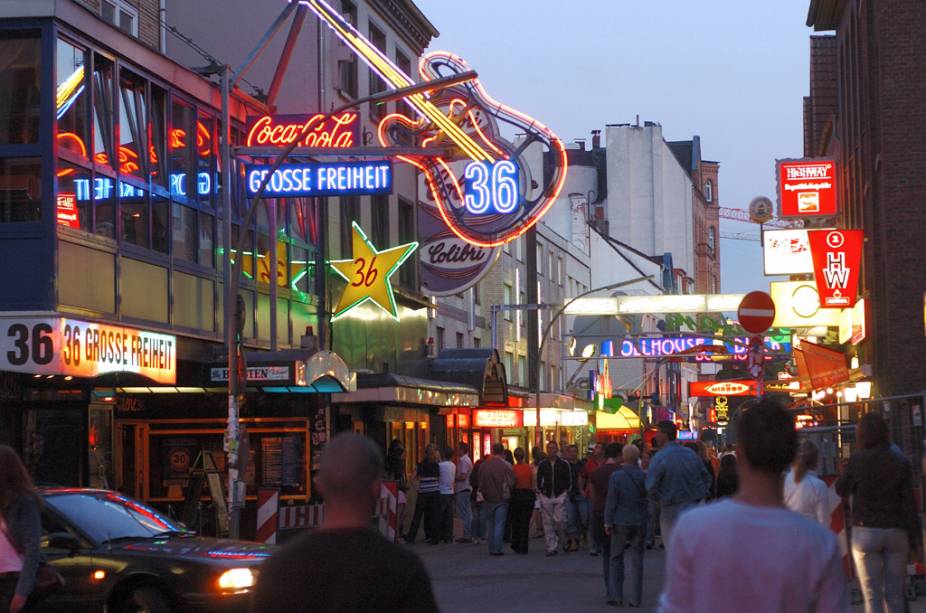 Agito noturno na rua Grosse Freiheit, no bairro de Saint Pauli, em Hamburgo