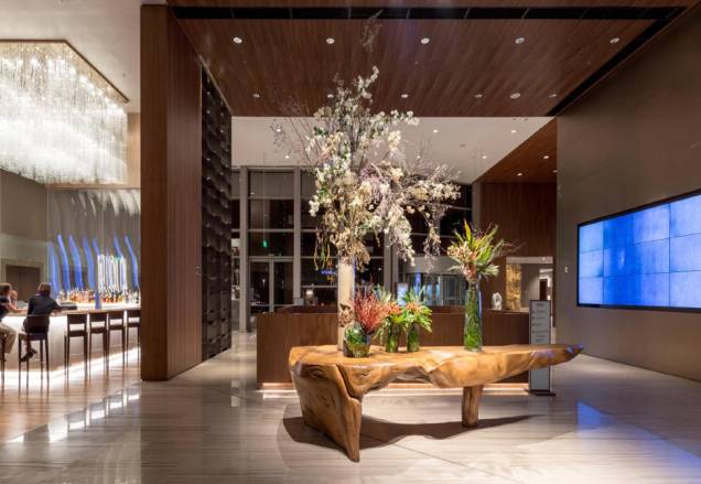 <strong>Hilton Barra da Tijuca </strong>A Anastassiadis Arquitetos é a responsável por desenvolver um conceito que mescla um hotel de negócios com um casa de colecionador. Para isso, foi necessário trabalhar elementos que remetessem ao modernismo brasileiro. A decoração também é superintimista, aliando uma mobília de nomes como Jorge Zalszupin, Jader Almeida e Hugo França com pinturas de Burle Marx e Carlos Vergara, desenhos botânicos de Margaret Mee e fotos de Valdir Cruz. <strong>Conheça:</strong> <a href="https://hiltonhotels.com/pt_BR/brasil/hilton-barra-rio-de-janeiro/" rel="link do site">link do site</a>. <strong>Hilton Barra da Tijuca </strong>A Anastassiadis Arquitetos é a responsável por desenvolver um conceito que mescla um hotel de negócios com um casa de colecionador. Para isso, foi necessário trabalhar elementos que remetessem ao modernismo brasileiro. A decoração também é superintimista, aliando uma mobília de nomes como Jorge Zalszupin, Jader Almeida e Hugo França com pinturas de Burle Marx e Carlos Vergara, desenhos botânicos de Margaret Mee e fotos de Valdir Cruz. <strong>Conheça:</strong> <a href="https://hiltonhotels.com/pt_BR/brasil/hilton-barra-rio-de-janeiro/" rel="link do site">link do site</a>.