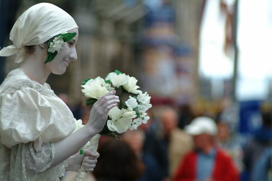 Atriz faz performance de rua durante o Festival de <a href="https://viajeaqui.abril.com.br/cidades/escocia-edimburgo" rel="Edimburgo" target="_blank">Edimburgo</a>, em que por três semanas, entre agosto e setembro, a cidade transforma-se num palco global de música, dança, teatro e artes visuais