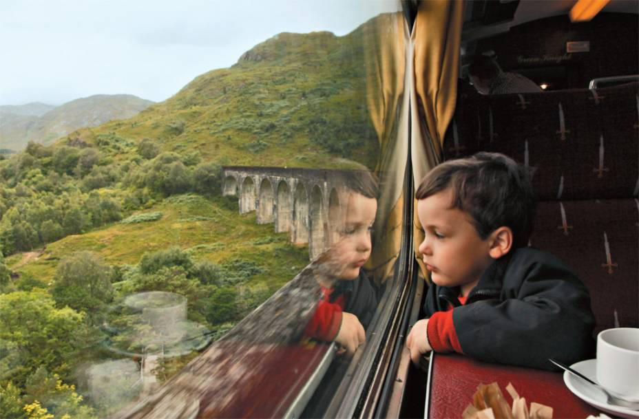 A Escócia foi cenário para gravações da série de filmes Harry Potter – e é possível fazer passeios de trem no melhor estilo Expresso Hogwarts em terras escocesas; <a href="https://viajeaqui.abril.com.br/materias/as-melhores-locacoes-do-cinema-pelo-mundo#2" rel="saiba mais" target="_blank">saiba mais</a>