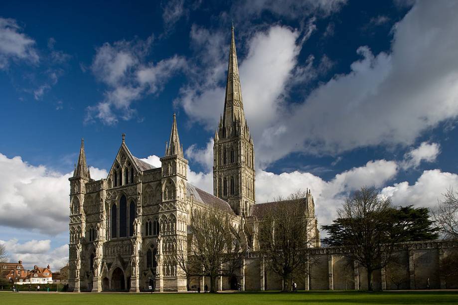 A Catedral de Salisbury, construída no século 13, tem a agulha mais alta da Grã-Bretanha