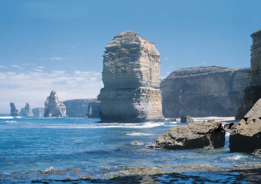Os 12 apóstolos são pedras de até 70 metros de altura esculpidas pelo vento e pela água, que podem ser vistas pela Great Ocean Road, estrada que vai de Melbourne a Adelaide Os 12 apóstolos são pedras de até 70 metros de altura esculpidas pelo vento e pela água, que podem ser vistas pela Great Ocean Road, estrada que vai de Melbourne a Adelaide