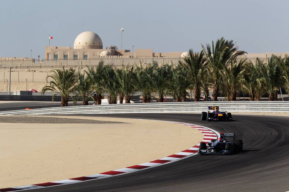 Maior campeão – 7 títulos –, recordista em vitórias – 91 – e em quantidade de pódios – 154 –, Michael Schumacher é uma lenda viva no esporte. Na imagem, corre com sua Mercedes no Bahrain International Circuit, no Deserto de Sakhir, Bahrein