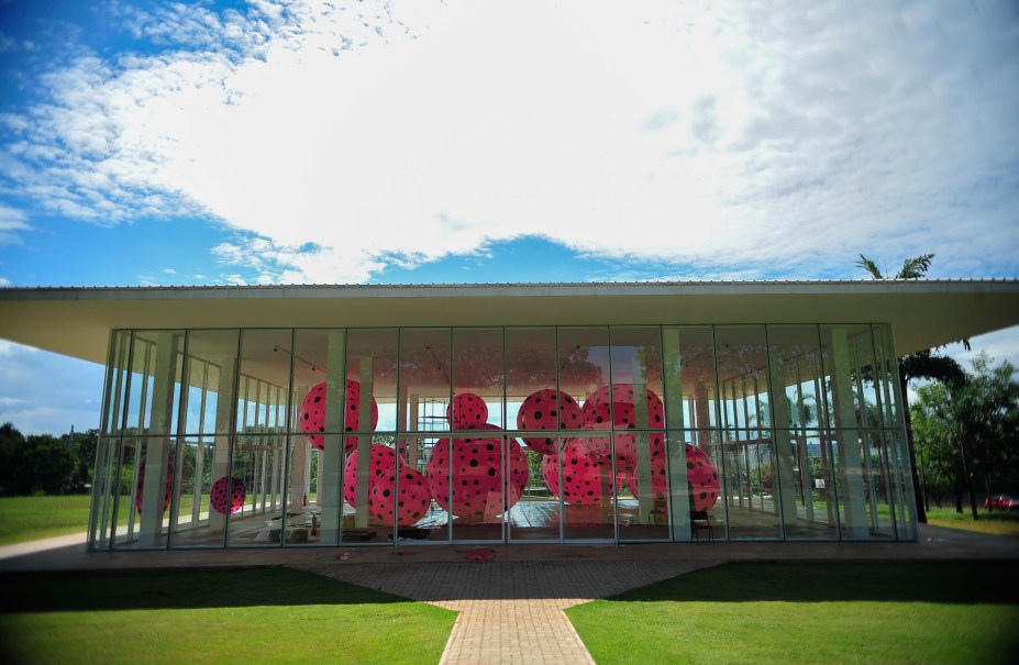 <a href="https://viajeaqui.abril.com.br/estabelecimentos/br-df-brasilia-atracao-centro-cultural-banco-do-brasil-ccbb" rel="4. Centro Cultural Banco do Brasil "><strong>4. Centro Cultural Banco do Brasil </strong></a>A instituição tem uma das melhores programações culturais da cidade, com exposições de artes plásticas, cinema, peças de teatro, shows e outras manifestações artísticas.<strong>Entrada gratuita no museu, mas algumas apresentações cobram ingresso.</strong><a href="https://culturabancodobrasil.com.br/portal/distrito-federal/" rel="Confira a programação completa ">Confira a programação completa </a>