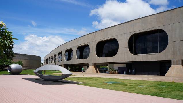 <a href="https://viajeaqui.abril.com.br/estabelecimentos/br-df-brasilia-atracao-centro-cultural-banco-do-brasil-ccbb" rel="4. Centro Cultural Banco do Brasil "><strong>4. Centro Cultural Banco do Brasil </strong></a>O CCBB Brasília está um pouco afastado do Plano Piloto, no Setor de Clubes Esportivos Sul, próximo ao lago Paranoá. Seu edifício foi projetado por Oscar Niemeyer em 1993 para ser sede do Centro de Formação do Banco do Brasil e se tornou centro cultural em 2000.<strong>Horários de visitação:</strong> De 9h às 21h, só fecha às terças <a href="https://viajeaqui.abril.com.br/estabelecimentos/br-df-brasilia-atracao-centro-cultural-banco-do-brasil-ccbb" rel="4. Centro Cultural Banco do Brasil "><strong>4. Centro Cultural Banco do Brasil </strong></a>O CCBB Brasília está um pouco afastado do Plano Piloto, no Setor de Clubes Esportivos Sul, próximo ao lago Paranoá. Seu edifício foi projetado por Oscar Niemeyer em 1993 para ser sede do Centro de Formação do Banco do Brasil e se tornou centro cultural em 2000.<strong>Horários de visitação:</strong> De 9h às 21h, só fecha às terças