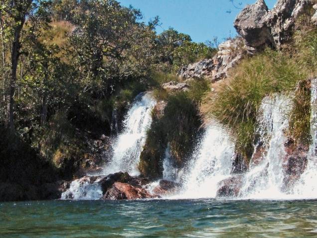 <strong>Parque Nacional da Serra da Canastra (MG) </strong>O Cerrado é um ecossistema ameaçado, daí a grande importância do Parque Nacional da <a href="https://viajeaqui.abril.com.br/cidades/br-mg-serra-da-canastra">Serra da Canastra</a>. Criado em 1971 para proteger a nascente do Rio São Francisco, o parque é habitat de espécies como <a href="https://viajeaqui.abril.com.br/national-geographic/blog/adriano-gambarini/2011/08/18/lobo-guara-um-solitario-no-cerrado/">lobos-guarás</a>, tatus-canastra e tamanduás-bandeira. Como o acesso é complicado para as principais atrações, é recomendável a contratação de um guia. Há várias cidades que podem servir de base para os passeios, mas é em <a href="https://viajeaqui.abril.com.br/cidades/br-mg-sao-roque-de-minas">São Roque de Minas</a> que está a maior oferta de hospedagem e serviços <strong>Parque Nacional da Serra da Canastra (MG) </strong>O Cerrado é um ecossistema ameaçado, daí a grande importância do Parque Nacional da <a href="https://viajeaqui.abril.com.br/cidades/br-mg-serra-da-canastra">Serra da Canastra</a>. Criado em 1971 para proteger a nascente do Rio São Francisco, o parque é habitat de espécies como <a href="https://viajeaqui.abril.com.br/national-geographic/blog/adriano-gambarini/2011/08/18/lobo-guara-um-solitario-no-cerrado/">lobos-guarás</a>, tatus-canastra e tamanduás-bandeira. Como o acesso é complicado para as principais atrações, é recomendável a contratação de um guia. Há várias cidades que podem servir de base para os passeios, mas é em <a href="https://viajeaqui.abril.com.br/cidades/br-mg-sao-roque-de-minas">São Roque de Minas</a> que está a maior oferta de hospedagem e serviços