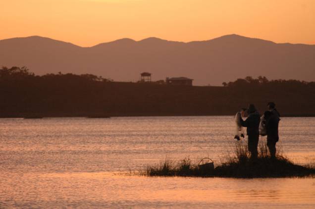 Famílias com crianças adoram a Lagoa de Ibiraquera, com águas calmas e viveiro natural de camarões e siris Famílias com crianças adoram a Lagoa de Ibiraquera, com águas calmas e viveiro natural de camarões e siris