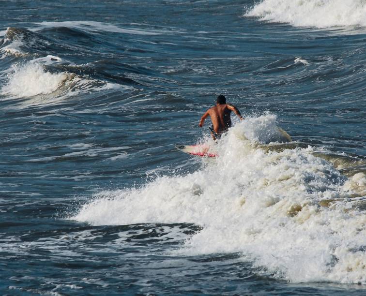 Cercada de costões, a Prainha tem mal calmo e casas de veraneio