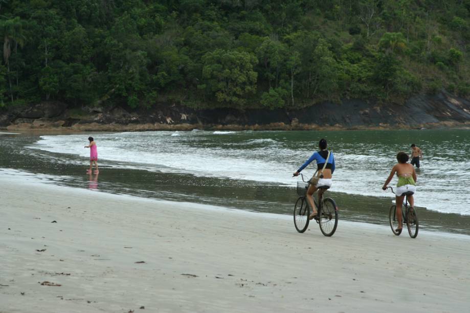 <strong>4. Praia do Lázaro, Ubatuba (SP)</strong>                    No verão é difícil achar um lugar ao sol nesta praia de <a href="https://viajeaqui.abril.com.br/cidades/br-sp-ubatuba" rel="Ubatuba" target="_blank">Ubatuba</a>, no litoral norte paulista. Na disputadíssima faixa de areia da <a href="https://viajeaqui.abril.com.br/estabelecimentos/br-sp-ubatuba-atracao-praia-do-lazaro" rel="Praia do Lázaro" target="_blank">Praia do Lázaro</a> há vendedores, agências de passeios e quiosques. É uma boa praia para levar as crianças por conta de suas águas calmas e areia fofinha