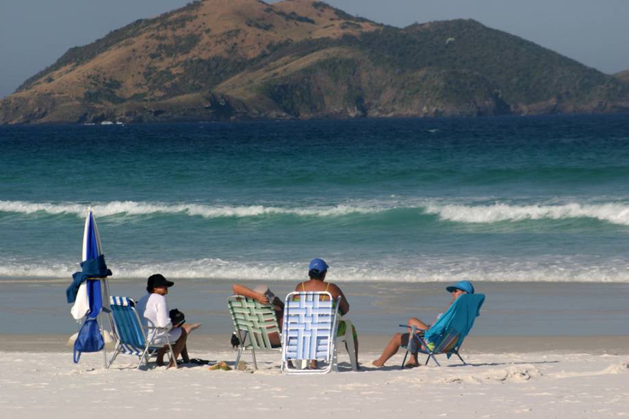 Praia central de Cabo Frio, a do Forte vive lotada, inclusive de surfistas