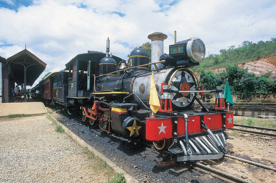 Do centro de Tiradentes sai um passeio de Maria Fumaça que vai até a vizinha (e também histórica) <a href="https://viajeaqui.abril.com.br/cidades/br-mg-sao-joao-del-rei" target="_blank">São João del-Rei</a>. A cidade conta ainda com eventos praticamente mensais. Os mais famosos são a Mostra de Cinema de Tiradentes, em janeiro, e o Festival Internacional de Cultura e Gastronomia, em agosto.