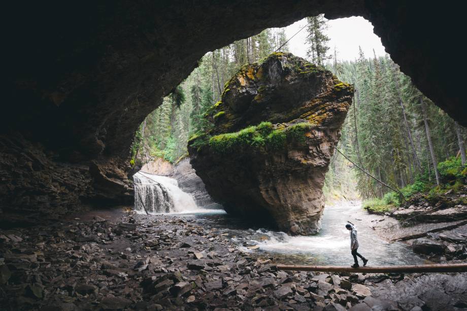 <strong>Cânion Johnston</strong> Se continuar seguindo pela trilha do cânion, vai passar por mais uns túneis e cachoeiras, como essa combinação mágica da foto. Para uma perspectiva única da área, continue até o mirante no topo da última cachoeira <strong>Cânion Johnston</strong> Se continuar seguindo pela trilha do cânion, vai passar por mais uns túneis e cachoeiras, como essa combinação mágica da foto. Para uma perspectiva única da área, continue até o mirante no topo da última cachoeira