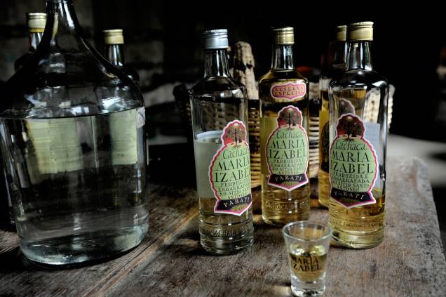 <strong>5. Alambiques de Paraty</strong>O circuito de alambiques fica nos arredores da cidade. Comece pelo <strong>Coqueiro</strong> <em>(BR-101 para Ubatuba, km 583, 24/3371-0016)</em>, o mais antigo em atividade. Para conhecer o preparo artesanal <em>(foto)</em>, vá ao <strong>Maria Izabel</strong> <em>(acesso pelo km 568 da BR-101 para o Rio de Janeiro, 24/99999-9908)</em>. O <strong>Corisco</strong> <em>(acesso pelo km 577 da BR-101 para Ubatuba, 24/3371-0894)</em> produz cachaças fortes, enquanto que no <strong>Engenho DOuro</strong> <em>(Estrada para Cunha, km 8, 24/99905-8268)</em> a bebida é envelhecida em jequitibá ou em carvalho francês. A <strong>Paratiana</strong> <em>(Estrada da Pedra Branca, km 1, 24/3371-9620)</em> produz a tradicional Gabriela (com cravo e canela). Lojas do centro histórico vendem a maioria dos rótulos. <strong>5. Alambiques de Paraty</strong>O circuito de alambiques fica nos arredores da cidade. Comece pelo <strong>Coqueiro</strong> <em>(BR-101 para Ubatuba, km 583, 24/3371-0016)</em>, o mais antigo em atividade. Para conhecer o preparo artesanal <em>(foto)</em>, vá ao <strong>Maria Izabel</strong> <em>(acesso pelo km 568 da BR-101 para o Rio de Janeiro, 24/99999-9908)</em>. O <strong>Corisco</strong> <em>(acesso pelo km 577 da BR-101 para Ubatuba, 24/3371-0894)</em> produz cachaças fortes, enquanto que no <strong>Engenho DOuro</strong> <em>(Estrada para Cunha, km 8, 24/99905-8268)</em> a bebida é envelhecida em jequitibá ou em carvalho francês. A <strong>Paratiana</strong> <em>(Estrada da Pedra Branca, km 1, 24/3371-9620)</em> produz a tradicional Gabriela (com cravo e canela). Lojas do centro histórico vendem a maioria dos rótulos.