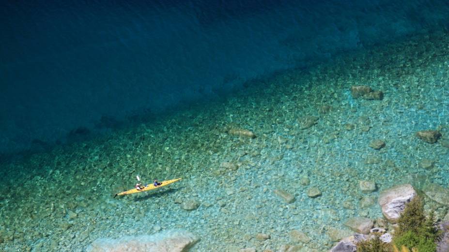 Caiaque em Bruce Peninsula, Ontário Caiaque em Bruce Peninsula, Ontário