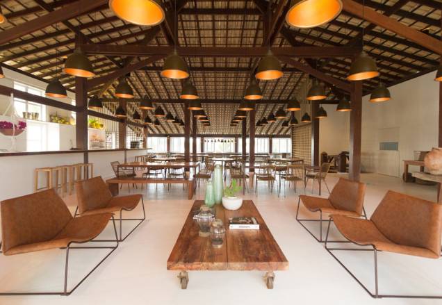 <strong>Pousada Brisas do Espelho</strong>O estado da Bahia foi a grande inspiração do escritório Consuelo Jorge Arquitetos para tirar do papel os planos para a decoração do interior da pousada Brisas do Espelho. A ideia foi unir o estilo das antigas casas de pescador e a "baianidade"para dentro da pousada, que conta com cômodos grandiosos, com pé direito altíssimo, convivendo harmoniosamente com tons claros e móveis das mais diversas épocas e estilos. <strong>Conheça:</strong> <a href="https://brisasdoespelho.com.br/" rel="link do site">link do site</a>. <strong>Pousada Brisas do Espelho</strong>O estado da Bahia foi a grande inspiração do escritório Consuelo Jorge Arquitetos para tirar do papel os planos para a decoração do interior da pousada Brisas do Espelho. A ideia foi unir o estilo das antigas casas de pescador e a "baianidade"para dentro da pousada, que conta com cômodos grandiosos, com pé direito altíssimo, convivendo harmoniosamente com tons claros e móveis das mais diversas épocas e estilos. <strong>Conheça:</strong> <a href="https://brisasdoespelho.com.br/" rel="link do site">link do site</a>.