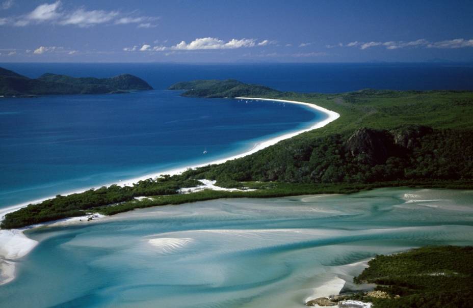 Considerada uma das mais belas praias do globo, Whitehaven, nas ilhas Whitsunday, combina águas limpíssimas e alvos bancos de areia num encantador bailar de formas. As políticas preservacionistas aqui implementadas são uma referência para destinos turísticos semelhantes