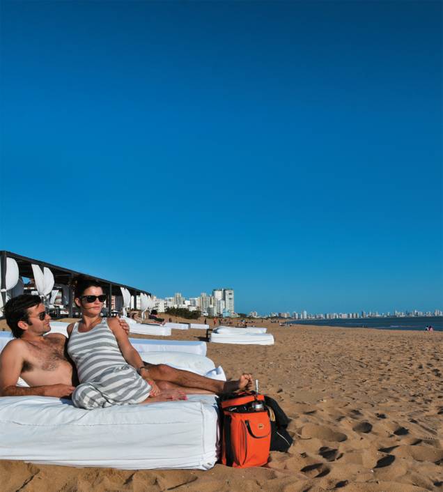 As espreguiçadeiras na areia do hotel Serena, marca registrada de Punta As espreguiçadeiras na areia do hotel Serena, marca registrada de Punta