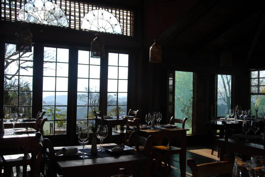 Interior do Bistrô Bernadette da Pousada Quinta dos Pinhais em Santo Antônio do Pinhal, São Paulo. A pousada é recomendada pelo GUIA QUATRO RODAS