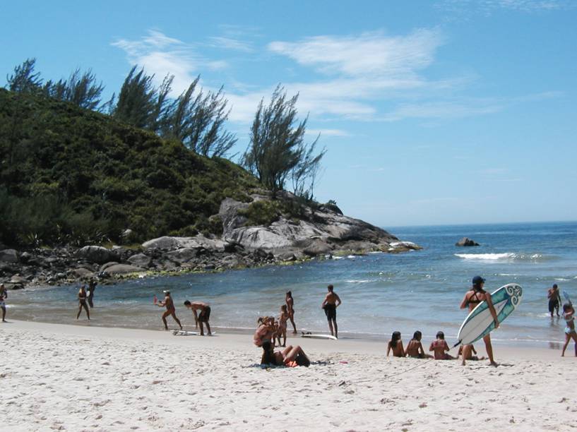 <strong>3. Praia da Ferrugem, Garopaba</strong> Na baixa temporada, quem domina a área são os surfistas, já que essa é uma das melhores praias para a prática do esporte. <strong></strong><a href="https://www.booking.com/searchresults.pt-br.html?aid=332455&lang=pt-br&sid=eedbe6de09e709d664615ac6f1b39a5d&sb=1&src=index&src_elem=sb&error_url=https%3A%2F%2Fwww.booking.com%2Findex.pt-br.html%3Faid%3D332455%3Bsid%3Deedbe6de09e709d664615ac6f1b39a5d%3Bsb_price_type%3Dtotal%26%3B&ss=Praia+da+Ferrugem%2C+Garopaba%2C+Santa+Catarina%2C+Brasil&checkin_monthday=&checkin_month=&checkin_year=&checkout_monthday=&checkout_month=&checkout_year=&no_rooms=1&group_adults=2&group_children=0&from_sf=1&ss_raw=Praia+da+Ferrugem&ac_position=1&ac_langcode=xb&dest_id=235920&dest_type=landmark&search_pageview_id=03ce6dec981b006f&search_selected=true&search_pageview_id=03ce6dec981b006f&ac_suggestion_list_length=5&ac_suggestion_theme_list_length=0&map=1" target="_blank" rel="noopener"><em>Busque hospedagens na Praia da Ferrugem no Booking.com</em></a>