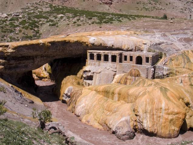 A Puente del Inca é uma ponte rochosa sobre o Rio las Cuevas. Ali estão as ruínas de um hotel destruído por uma avalanche na década de 60. A Puente del Inca é uma ponte rochosa sobre o Rio las Cuevas. Ali estão as ruínas de um hotel destruído por uma avalanche na década de 60.