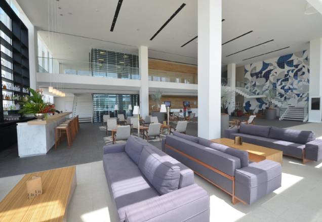 <strong>Hotel Grand Mercure Riocentro</strong>O Grand Mercure foi concebido com base em um programa básico de hotel e, a partir dessa base o escritório francês Wilmotte & Associés, liderado pelo arquiteto Jean Michel Wilmotte, colocou em prática um modelo arquitetônico composto por linhas retas que ganham ritmo com a serigrafia e com as ondas que formam o desenho dos balcões. <strong>Conheça:</strong> <a href="https://grandmercure.com.br/2015/hotel/riocentro/" rel="link do site">link do site</a>. <strong>Hotel Grand Mercure Riocentro</strong>O Grand Mercure foi concebido com base em um programa básico de hotel e, a partir dessa base o escritório francês Wilmotte & Associés, liderado pelo arquiteto Jean Michel Wilmotte, colocou em prática um modelo arquitetônico composto por linhas retas que ganham ritmo com a serigrafia e com as ondas que formam o desenho dos balcões. <strong>Conheça:</strong> <a href="https://grandmercure.com.br/2015/hotel/riocentro/" rel="link do site">link do site</a>.