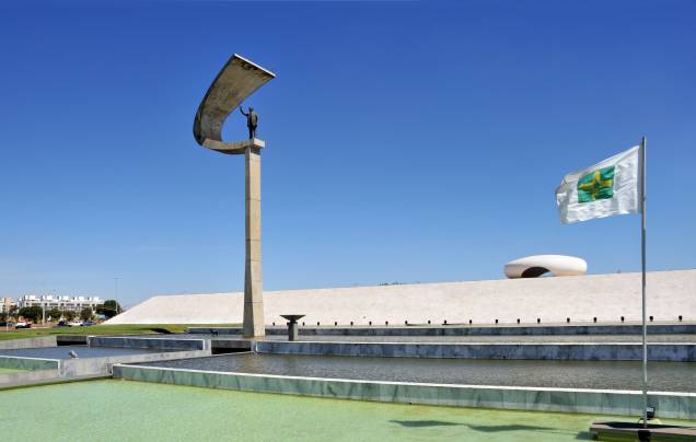 <a href="https://viajeaqui.abril.com.br/estabelecimentos/br-df-brasilia-atracao-memorial-jk" rel="5. Memorial JK "><strong>5. Memorial JK </strong></a>Localizado atrás do Estádio Mané Garrincha e da Torre de TV, na ponta Oeste do Plano Piloto, o museu já se destaca de longe pela escultura de JK dentro de uma estrutura. Ao longe, ela parece uma foice e martelo, formas que evidenciam a ideologia comunista de Niemeyer, autor do projeto. É impressionante que tenha sido construído sem ressalvas durante a Ditadura Militar (o Memorial foi inaugurado em 1981).Por dentro, o museu emociona. Abriga no primeiro andar a biblioteca pessoal de Juscelino Kubitschek, suas roupas e de sua esposa Sarah e uma réplica de seu escritório. No segundo andar está localizado o túmulo do ex-presidente, em uma sala escura com iluminação especial. A escultura do presidente que fica sobre sua câmara mortuária é de autoria de Honório Peçanha.Um documentário sobre JK é exibido de hora em hora, a partir das 9h (o último começa às 17h).<strong>Entrada a 10 reais</strong>, estudantes e maiores de 65 anos pagam meia.<strong>Horário de visitação:</strong> De terça a domingo de 9h às 18h <a href="https://viajeaqui.abril.com.br/estabelecimentos/br-df-brasilia-atracao-memorial-jk" rel="5. Memorial JK "><strong>5. Memorial JK </strong></a>Localizado atrás do Estádio Mané Garrincha e da Torre de TV, na ponta Oeste do Plano Piloto, o museu já se destaca de longe pela escultura de JK dentro de uma estrutura. Ao longe, ela parece uma foice e martelo, formas que evidenciam a ideologia comunista de Niemeyer, autor do projeto. É impressionante que tenha sido construído sem ressalvas durante a Ditadura Militar (o Memorial foi inaugurado em 1981).Por dentro, o museu emociona. Abriga no primeiro andar a biblioteca pessoal de Juscelino Kubitschek, suas roupas e de sua esposa Sarah e uma réplica de seu escritório. No segundo andar está localizado o túmulo do ex-presidente, em uma sala escura com iluminação especial. A escultura do presidente que fica sobre sua câmara mortuária é de autoria de Honório Peçanha.Um documentário sobre JK é exibido de hora em hora, a partir das 9h (o último começa às 17h).<strong>Entrada a 10 reais</strong>, estudantes e maiores de 65 anos pagam meia.<strong>Horário de visitação:</strong> De terça a domingo de 9h às 18h
