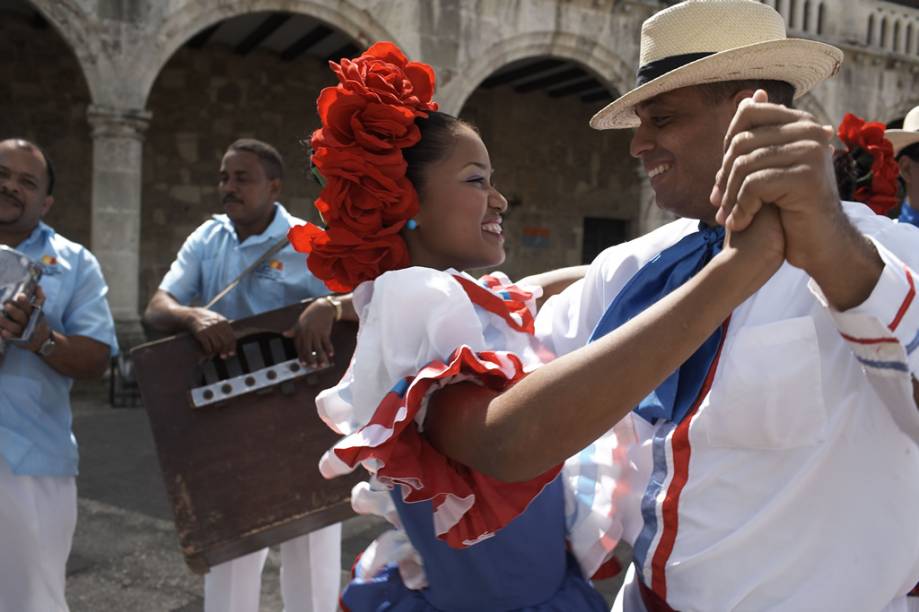 Dançarinos com roupas típicas se apresentam ao som do merengue na Plaza España Dançarinos com roupas típicas se apresentam ao som do merengue na Plaza España