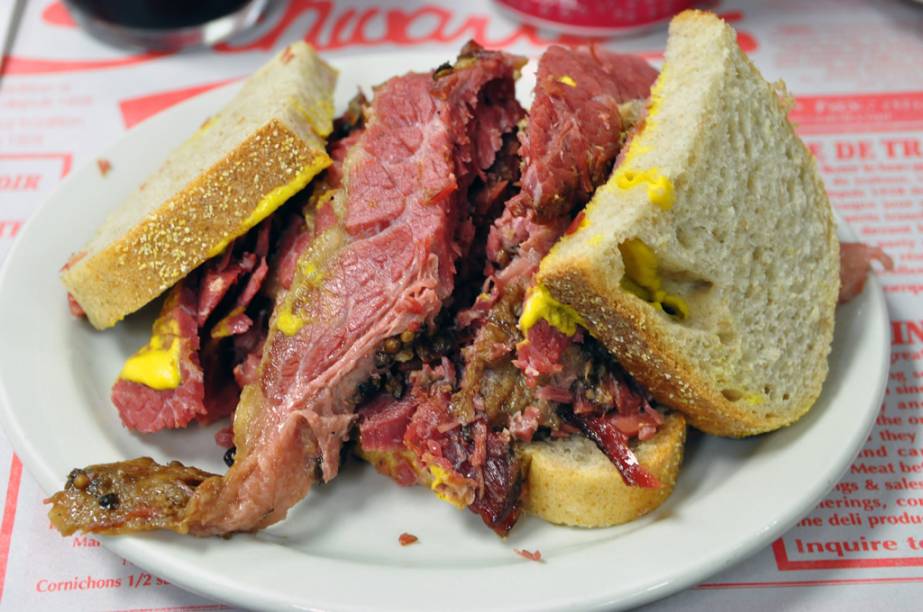 Sanduíche com carne defumanda, servida na lanchonete Schwartzs, em Montreal